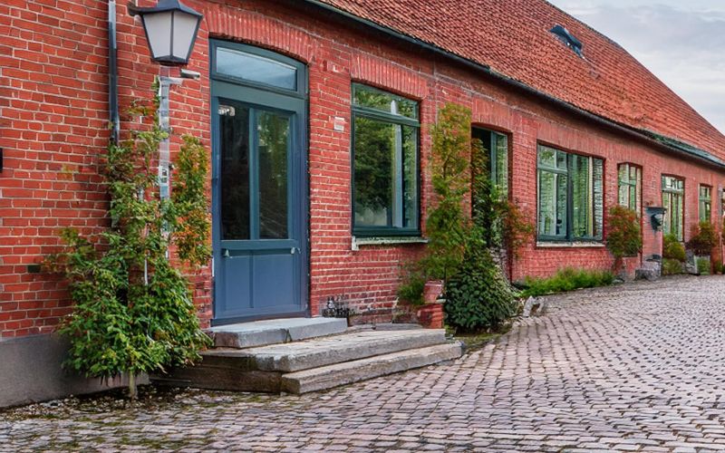 28. Ny markstenslaggning vid entre till kontor