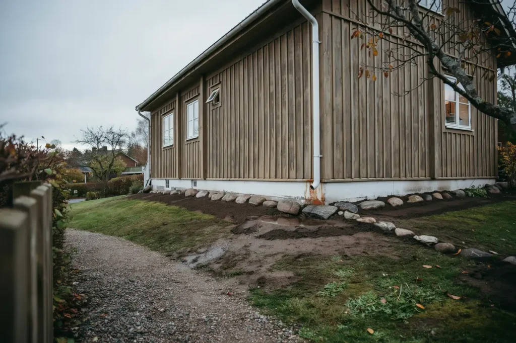 s v ljer du r tt marklutning runt huset f r att leda bort regnvatten och minska risken f r fuktskador